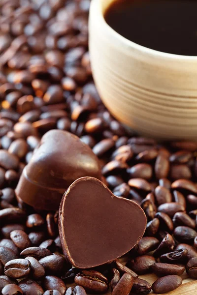 Kávová zrna a čokoláda — Stock fotografie