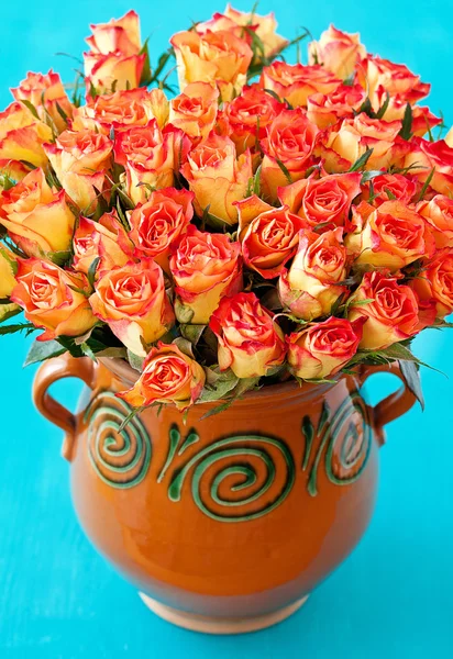 Rosen in einer Keramikvase — Stockfoto
