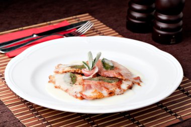 Saltimbocca (tuz ' ım bocca)