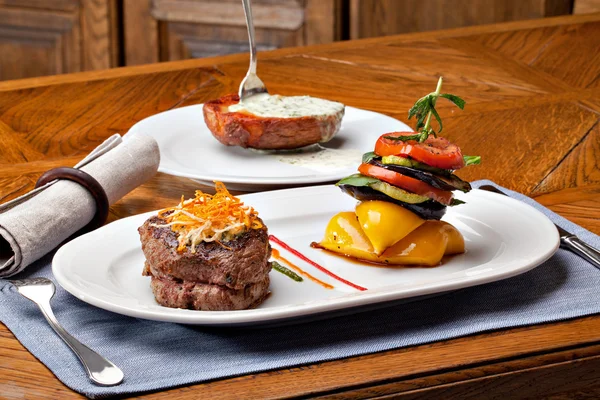 Roston sült steak és a zöldségek — Stock Fotó