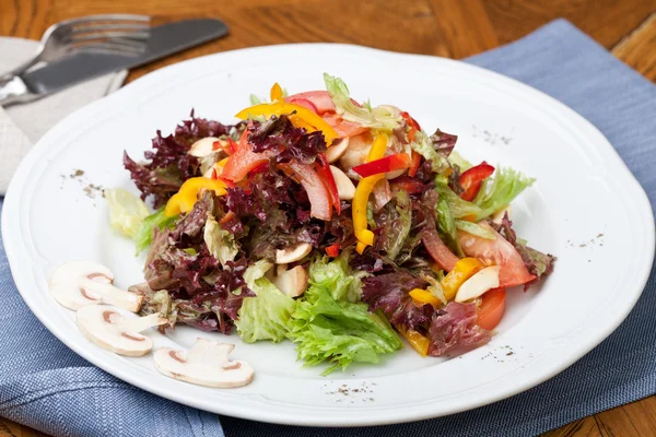 Salade met tomaten en champignon — Stockfoto