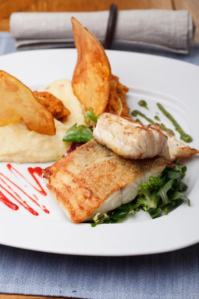 Roasted pikeperch fillet with mashed potatoes — Stock Photo, Image