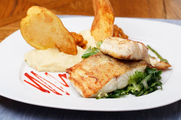 Roasted pikeperch fillet with mashed potatoes — Stock Photo, Image