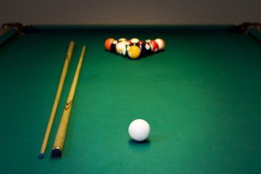 Bilardo topları ve masa.