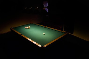 Bilardo topları ve masa.