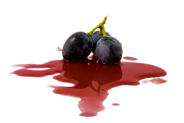 Berry druva i en vin pöl — Stockfoto