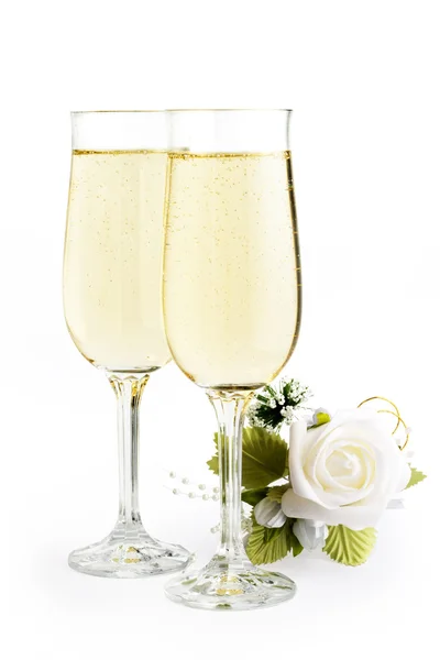 Два бокала шампанского и букет цветов — стоковое фото