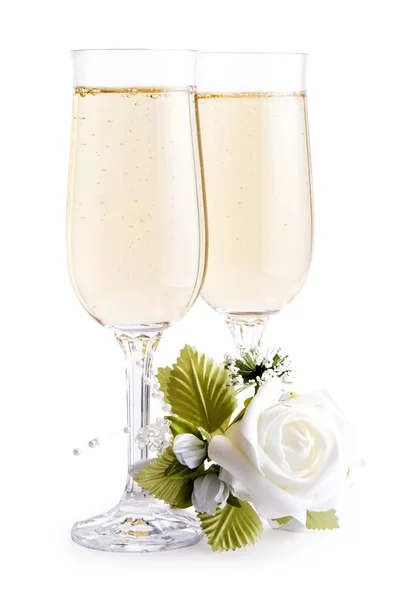 Two glasses of champagne and bouquet flowers — Stock Photo, Image