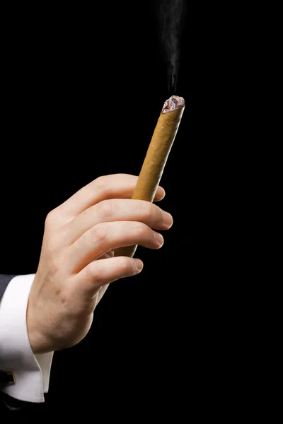Людина тримає сигару — стокове фото