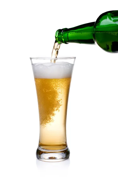 Bier in glas gieten — Stockfoto