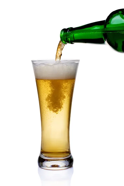 Bier ins Glas gießen — Stockfoto