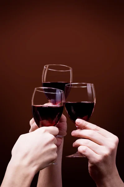 Glas rode wijn in de hand — Stockfoto