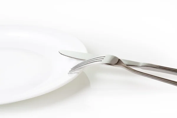 Кухонная тарелка, нож и вилка — стоковое фото