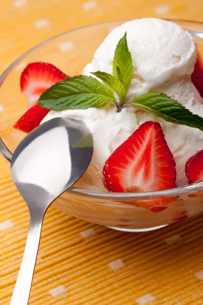 Ice cream with strawberries — Stock Photo, Image