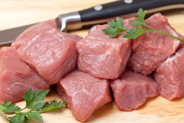 Carne crua e faca — Fotografia de Stock