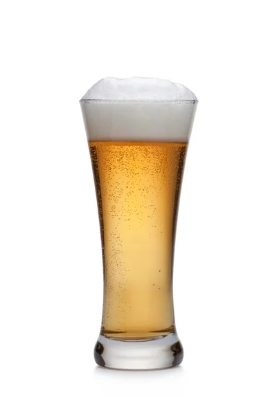 Bier ins Glas — Stockfoto
