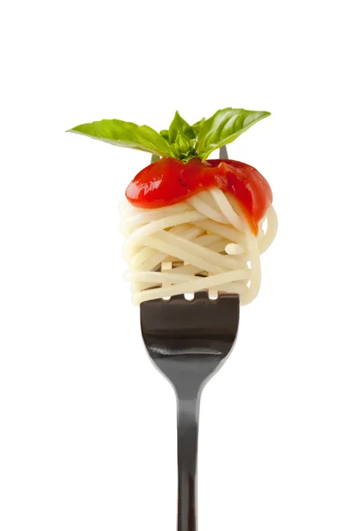 Спагетті з соусом і пармезановим сиром на виделці — стокове фото
