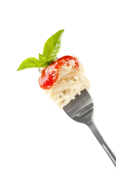 Espaguetis con salsa y queso parmesano en un tenedor — Foto de Stock
