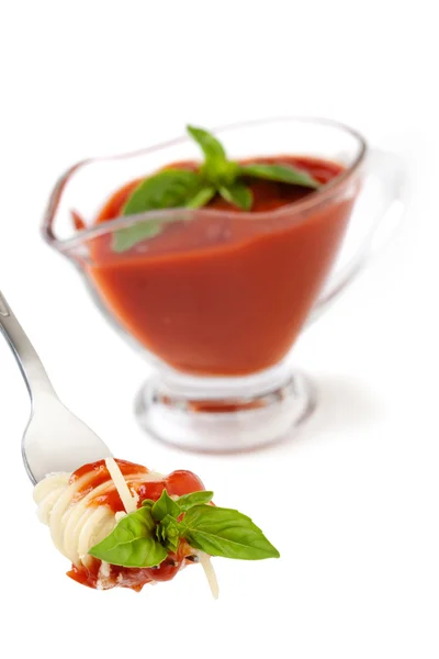 Espaguetis con salsa y queso parmesano en un tenedor . —  Fotos de Stock