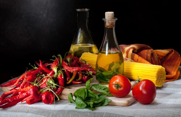 Vegetales frescos, pimiento rojo, tomate y aceite de oliva aromático —  Fotos de Stock