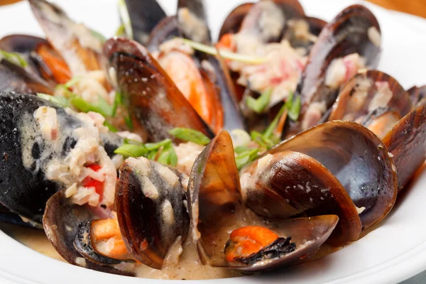Bowl with cooked mussels — Stock Photo, Image