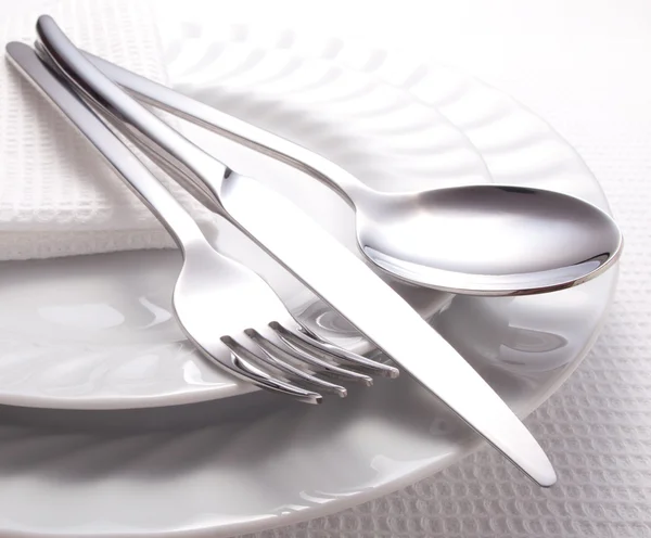 Fourchette, couteau, cuillère et une assiette blanche — Photo