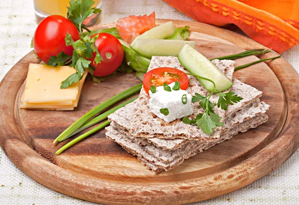 Roggen-Knäckebrot und frisches Gemüse — Stockfoto