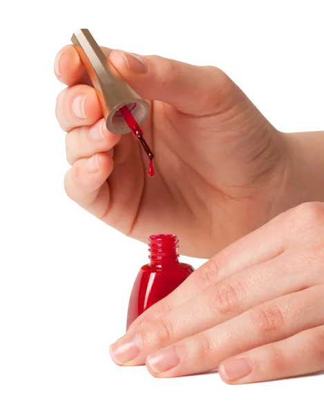 Γυναίκα που εφαρμόζει κόκκινο βερνίκι νυχιών — Φωτογραφία Αρχείου