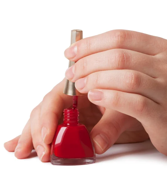 Жінка наносить червоний лак для нігтів — стокове фото