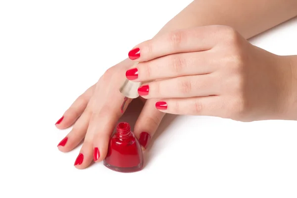 Femme appliquant vernis à ongles rouge — Photo