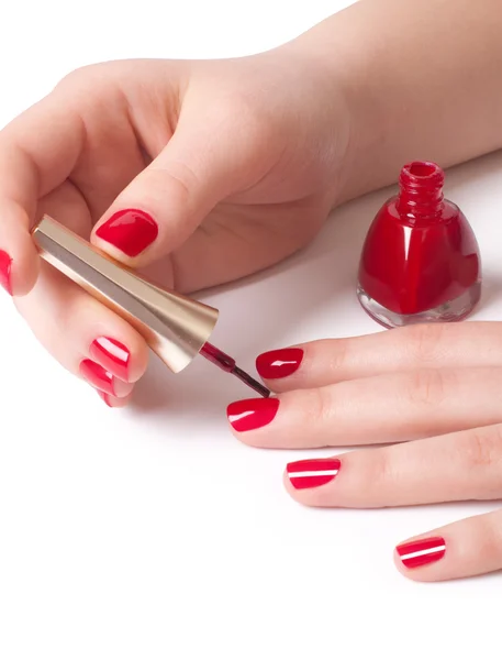 Femme appliquant vernis à ongles rouge — Photo