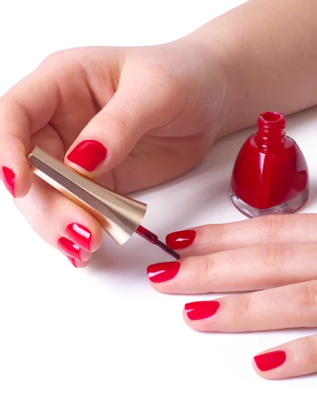 Mujer aplicando esmalte de uñas rojo —  Fotos de Stock