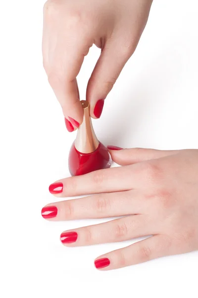 Γυναίκα που εφαρμόζει κόκκινο βερνίκι νυχιών — Φωτογραφία Αρχείου