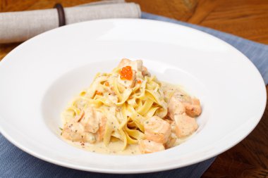 Fettuccine somon ile