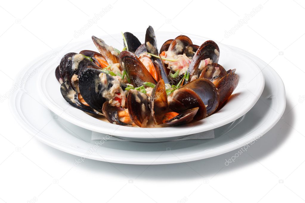 Bowl with cooked mussels