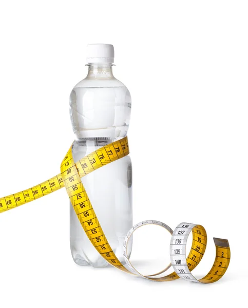 Sarı şerit metre ve bir su şişesi — Stok fotoğraf