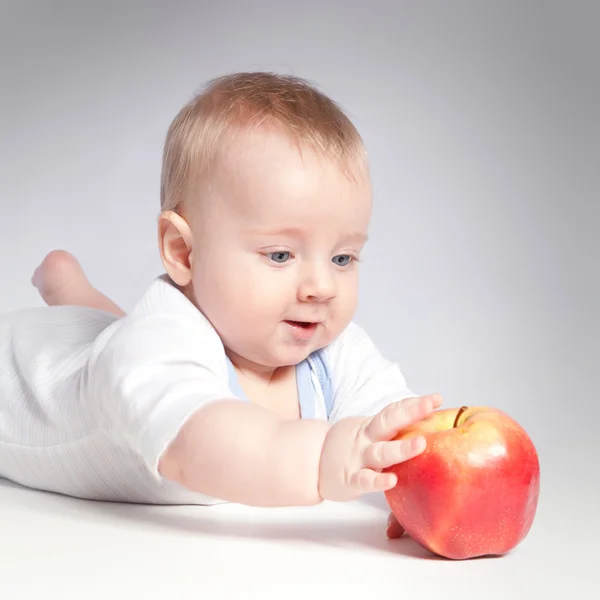 Kleine baby met appels — Stockfoto