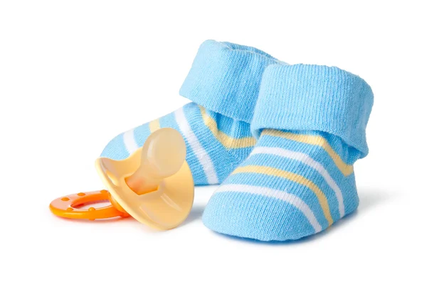 Blå baby strumpor och napp — Stockfoto