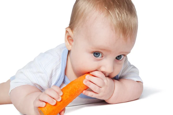 Bebé con zanahoria — Foto de Stock