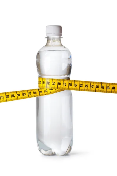 Fita métrica amarela e uma garrafa de água — Fotografia de Stock