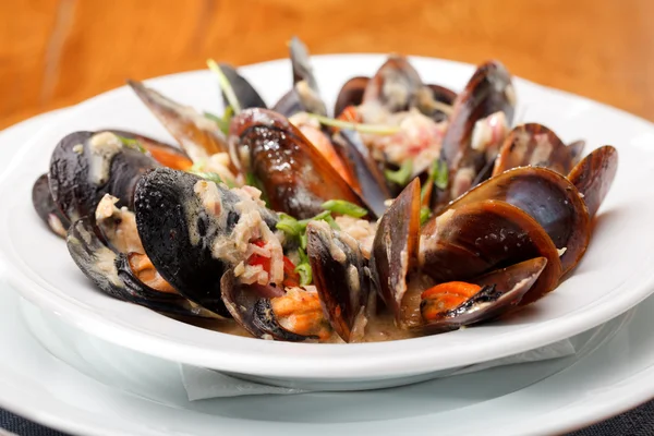 Bowl with cooked mussels — Stock Photo, Image