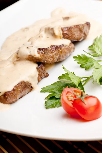 Stekt kjøtt under hvit saus – stockfoto