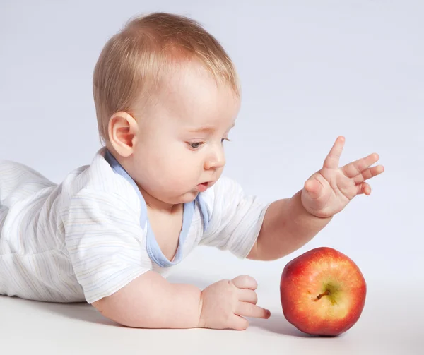 Malé dítě s jablky — Stock fotografie