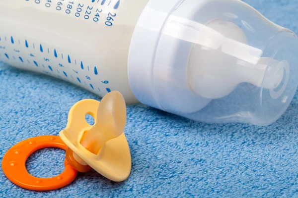 Baby: bottle and pacifier — Stock Photo, Image