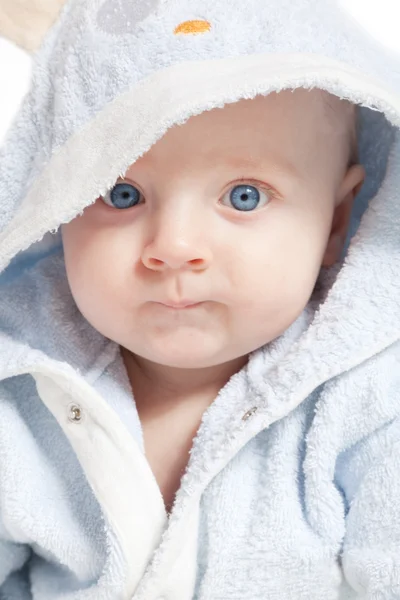 一个性格开朗的孩子，在蓝色浴袍的肖像 — 图库照片