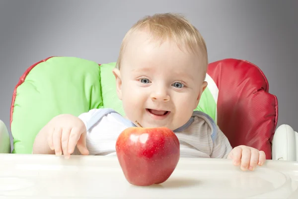 Bebé pequeño con manzanas — Foto de Stock
