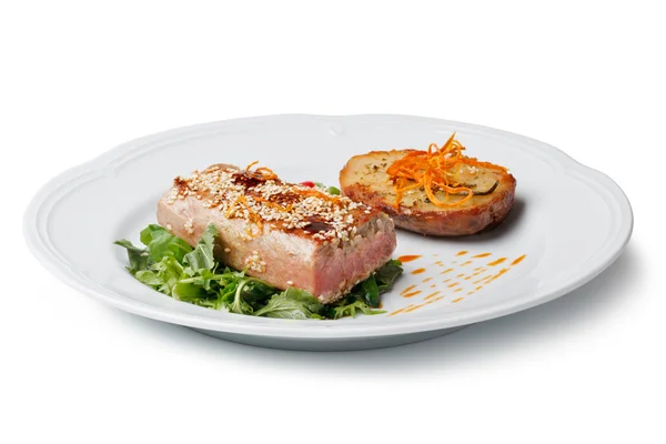 Tuna steak and potatoes — Stock Photo, Image