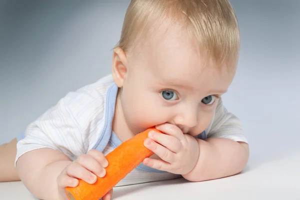 Bebé con zanahoria —  Fotos de Stock