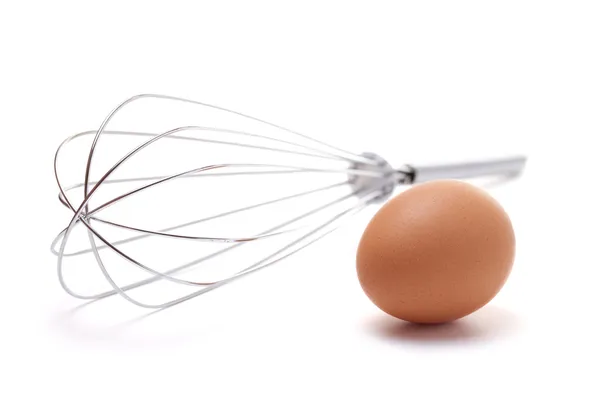 Batedor de fios e ovos castanhos, isolados sobre branco . — Fotografia de Stock