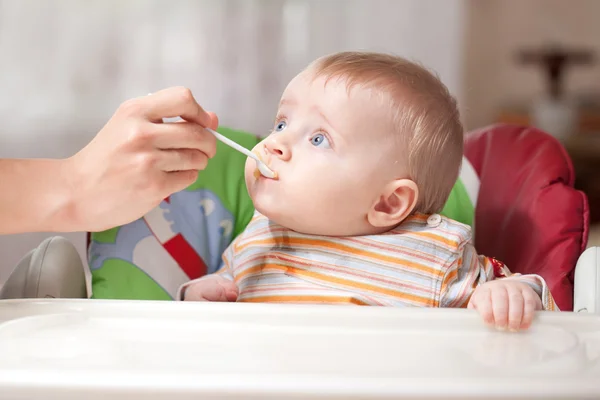 Mutter füttert Baby mit Babynahrung — Stockfoto